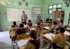 Kanit-Binmas-Polsek-Krembung-Edukasi-Bahaya-Perundungan-ke-Pelajar