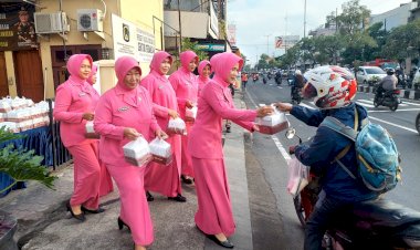 Polsek-Gedangan-dan-Bhayangkari-Bagikan-Takjil-Gratis-untuk-Pengguna-Jalan-di-Bulan-Suci-Ramadan