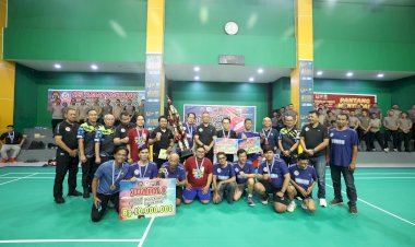 Tutup-Turnamen-Bulutangkis-Antar-media-Kapoda-Jatim-Eksibisi-Match-Vs-Juara-1