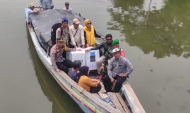 Pengawalan-Distribusi-Logistik-Pilkada-Melalui-Jalur-Laut-oleh-Personil-Polresta-Sidoarjo