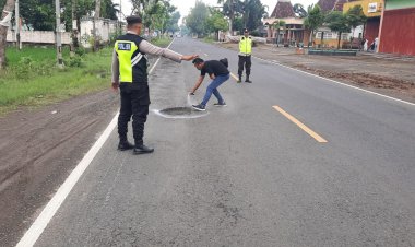 Respon-Curhatan-Warga,-Polres-Ngawi-Tandai-Jalan-Berlubang-Untuk-Keselamatan-Lalulintas