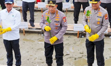 Tanam-Mangrove-di-Kalbar,-Kapolri:-Jaga-Lingkungan-untuk-Masa-Depan-Anak-Cucu-Kita