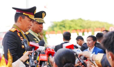 Kapolri-dan-Panglima-TNI-Apresiasi-Antusiasme-Warga-dalam-Upacara-HUT-RI-ke-80-di-Istana