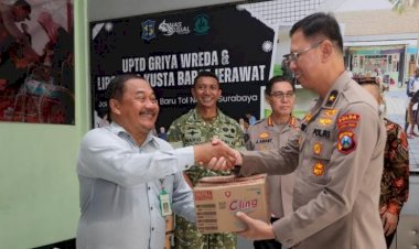 Polda-Jatim-Gelar-Bakti-Sosial-Natal-2025-Salurkan-Bantuan-ke-Masyarakat