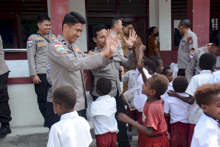 Satgas Damai Cartenz Bagikan Tas dan Alat Tulis untuk Masa Depan Papua