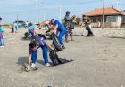 Refleksi-HSN-Polisi-dan-Mahasiswa-UIM-Bersihkan-Sampah-di-Dermaga-Branta-Pesisir-Pamekasan
