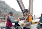 Tim-SAR-Polda-Jatim-Bagikan-Masker-ke-Warga-Terdampak-Abu-Vulkanik-Semeru