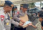 Polisi-Berbagi-Snack-dan-Susu-untuk-Pelajar-Terdampak-Erupsi-Gunung-Semeru