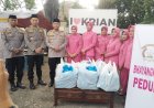 Tebar-Kepedulian-di-Bulan-Ramadan,-Kapolsek-Krian-Bersama-Bhayangkari-Bagikan-Takjil-kepada-Pengguna-Jalan