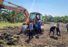 Polres-Pelabuhan-Tanjungperak-Datangkan-Alat-Berat-Bantu-Petani-Olah-Lahan-Pascapanen