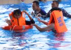 Satpolairud-Polres-Lamongan-Bekali-Santri-Keterampilan-Berenang-dan-Penyelamatan-di-Perairan