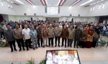 Bersama-Civitas-UM-Surabaya,-Kapolda-Jatim-Komitmen-Wujudkan-Pemilu-2024-Damai-dan-Kondusif