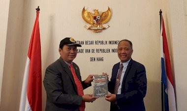Buku-Karya-Irjen-Dedi-Prasetyo-Diserahkan-ke-Para-Dubes,-Ini-Tujuannya