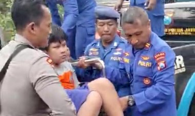 Ditpolairud-Polda-Jatim-dan-Polres-Mojokerto-Evakuasi-Korban-Banjir,-3000-Jiwa-Diungsikan