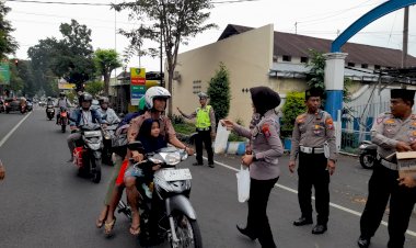 Polres-Bondowoso-Berbagi-Takjil-Sembari-Edukasi-Pengendara-Tertib-Lalu-Lintas