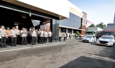 Kapolda-Jatim-Berangkatkan-50.789-Paket-Bantuan-Kemanusiaan-untuk-Warga-Terdampak-Banjir-di-Jawa-Tengah