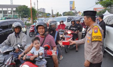 Berkah-Ramadhan,-Polresta-Sidoarjo-Bagikan-Takjil-untuk-Masyarakat
