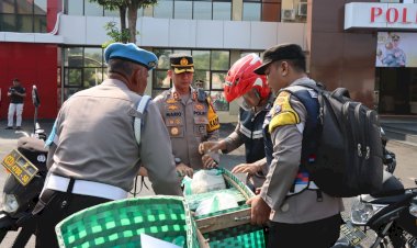 Pak-Bhabin-Polres-Bojonegoro-Salurkan-689-Paket-Zakat-Door-to-door