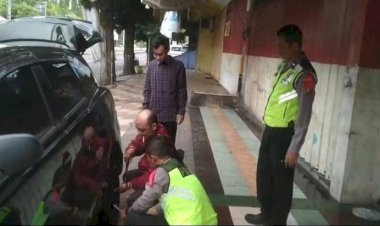 Ban-Mobilnya-Bocor-di-Situbondo-Pemudik-Asal-Mojokerto-Apresiasi-Kesigapan-Polisi-Bantu-Tangani