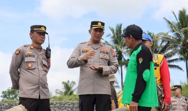 TNI-Polri-dan-Warga-Lumajang-Gotong-Royong-Bangun-Jembatan-Darurat-Pasca-Banjir-Lahar-Dingin-Gunung-Semeru