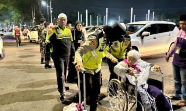 Aksi-Polwan-Polres-Lumajang-Sigap-Bantu-Calon-Jamaah-Haji-Lansia