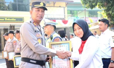 Raih-Penghargaan,-Dua-Polwan-Polres-Lumajang-Dinilai-Berprestasi-dan-Berdedikasi