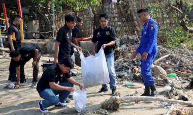 Gerakan-Peduli-Lingkungan-Polres-Pamekasan-Bersama-Media-dan-Komunitas-Vespa-Bersihkan-Pantai