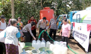 Musim-Kemarau-Polres-Jember-Distribusikan-Bantuan-Air-Bersih-Untuk-Warga-Desa-Plalangan