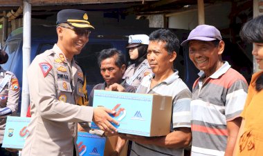 Sambut-Hari-Lalu-Lintas-Bhayangkara-ke--69,-Polres-Ngawi-Berbagi-Sembako