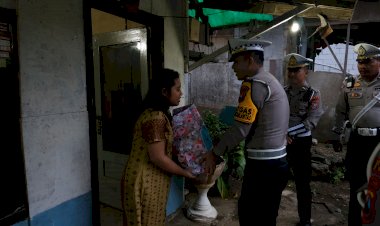 Hari-Lalu-lintas-Bhayangkara-ke---69-,-Polres-Batu-Salurkan-Bantuan-Sosial-untuk-Warga-Kurang-Mampu