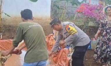 Polisi-Salurkan-Air-Bersih-Untuk-Warga-Kedungjajang-Lumajang