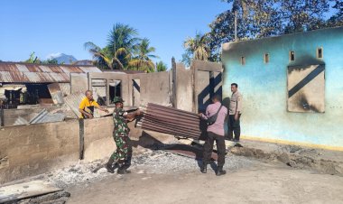 Pasca-Bentrok,-Personil-TNI---Polri-Bantu-Warga-Bersihkan-Puing-Rumah-yang-Terbakar