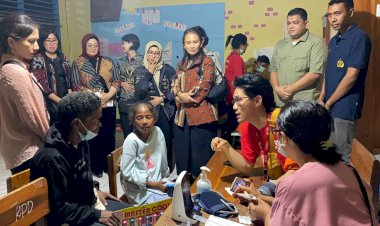 Ketum-Bhayangkari-Juliati-Sigit-Prabowo-Hibur-Pengungsi-Korban-Erupsi-Gunung-Lewotobi