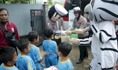 Mobil-Cinta-Polres-Nganjuk-Kembali-Berbagi-Ratusan-Kotak-Makan-Siang-Sehat-Gratis