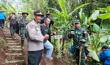 Sinergitas-Polres-Lumajang-Bersama-TNI-dan-Forkopimda-Lakukan-Penghijauan-di-Sumber-Klerek-Gucialit