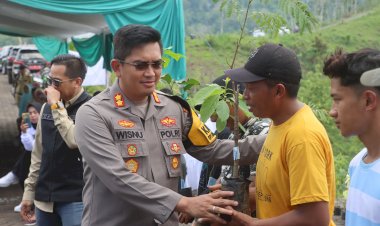 Program-Ramah-Lingkungan,-Polres-Probolinggo-bersama-Forkopimda-Gelar-Baksos-Tanam-Pohon-Gamal