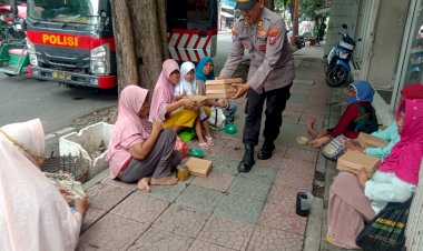 Jumat-Berkah,Polresta-Banyuwangi-Berbagi-Nasi-Kotak-untuk-Warga-Masyarakat