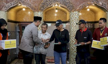 Baksos-Polri-Presisi-Polresta-Malang-Kota-Bersama-Mahasiswa-Bersihkan-Masjid-Hingga-Beri-Bantuan-Sembako