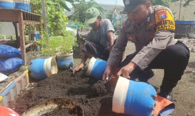Bhabinkamtibmas-Ini-Patroli-sambil-Ajarkan-Warga-Tanam-Bibit-Sayur-di-Galon-Bekas