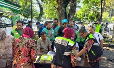 Hari-Bhayangkara-ke--79,-Biddokkes-Polda-Jatim-Gelar-Layanan-Kesehatan-Gratis-untuk-Driver-Ojol