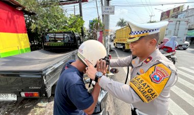 Operasi-Zebra-Semeru-Polresta-Malang-Kota-Bagikan-100-Helm-Gratis