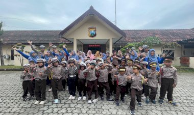 Personel-Polsek-Balongbendo-Edukasi-Siswa-PAUD-Darus-Sibyan,-Tanamkan-Citra-Polisi-Ramah-Anak