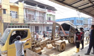 Dari-Jalan-Tergenang-ke-Bengkel-Perbaikan-Polisi-gunakan-towing-Evakuasi-Mobil-Warga-Pascabanjir