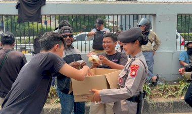 Polwan-Sapa-Pejuang-Aspirasi,-Bagikan-Makanan-dan-Minuman-di-DPR