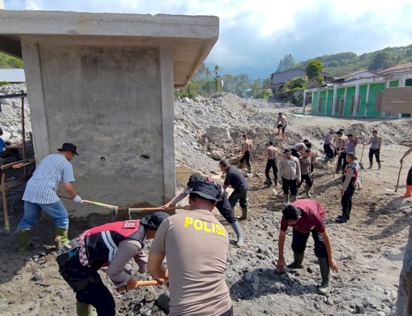 Bersihkan Rumah Allah Pascabanjir Polri dan Warga Bener Meriah Gotong Royong Siapkan Meunasah Sambut Ramadan