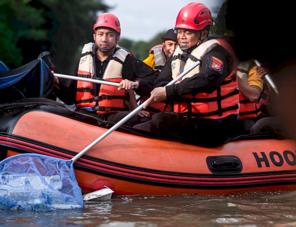 Gerakan Nasional ASRI Polrestabes Surabaya Bersihkan Kawasan Jembatan Merah