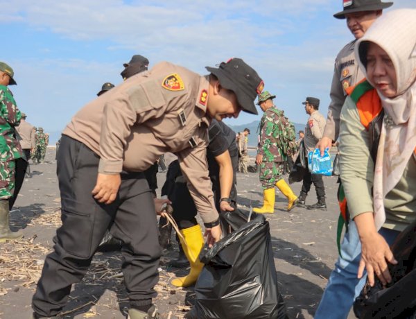 Polres Lumajang Bersama Pemda Gelar Aksi Bersihkan Pantai Bambang
