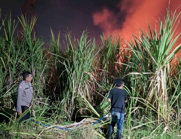 Polisi Bersama Masyarakat Padamkan Karhutla di Lahan Tebu Desa Popoh