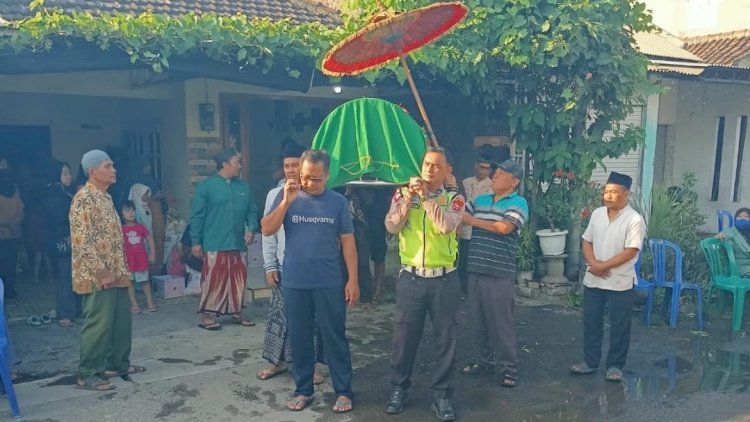 Bhabinkamtibmas-Polsek-Krian-Takziah-dan-Antar-Jenazah-Warga