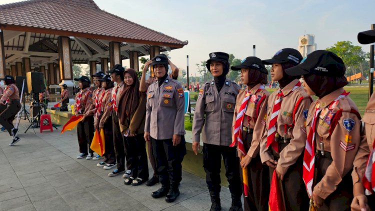 Pengamanan-Humanis-Polwan-Polresta-Sidoarjo-di-Car-Free-Day-Alun-alun